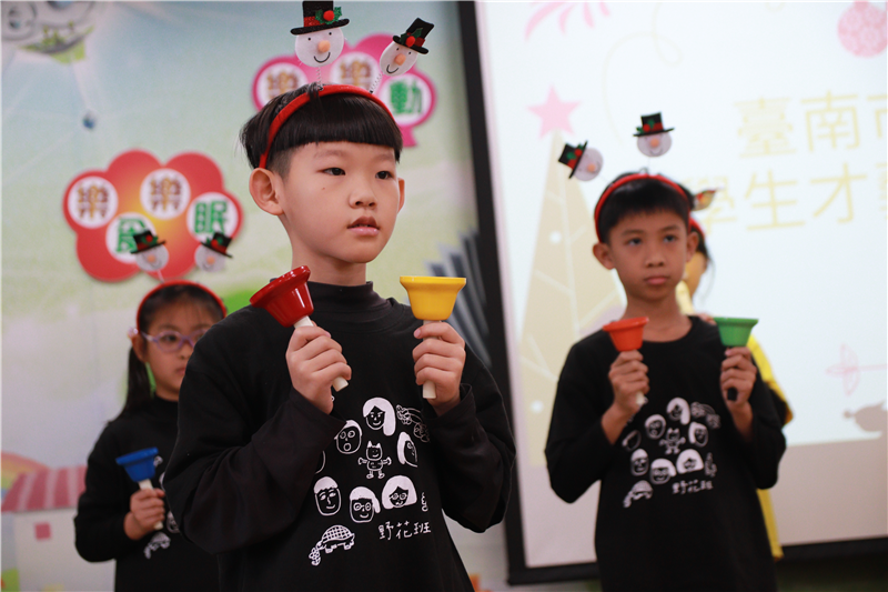 學生在教學成果發表會演出