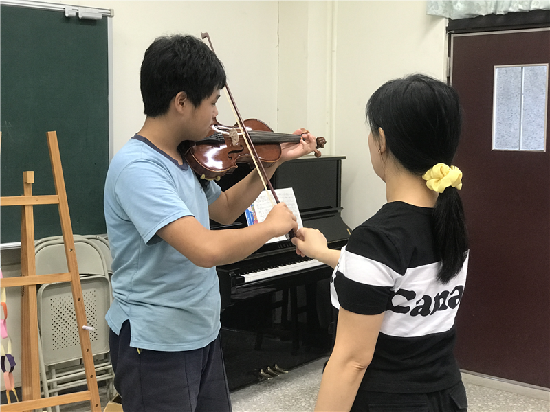 老師指導小提琴演奏