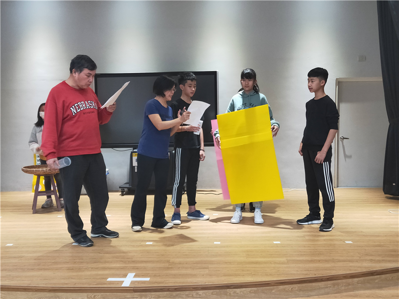 校長與外聘教師俊芳老師，共同指導學生偏鄉特色雙語實驗課程記者會的戲劇表演。