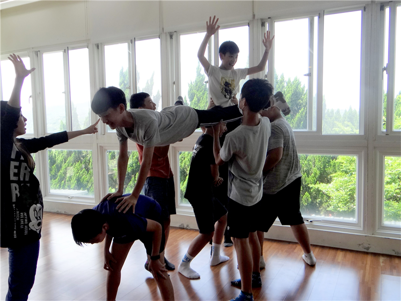 宇婷老師指導高年級學生做出較困難的舞蹈動作。