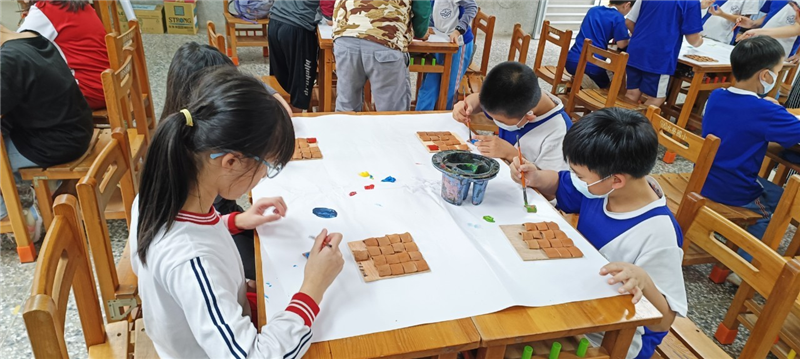 06學生將板瓦上色