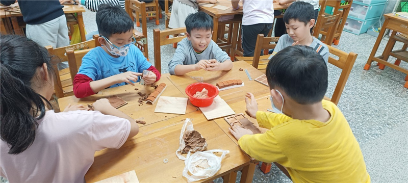 05學生學習做板瓦
