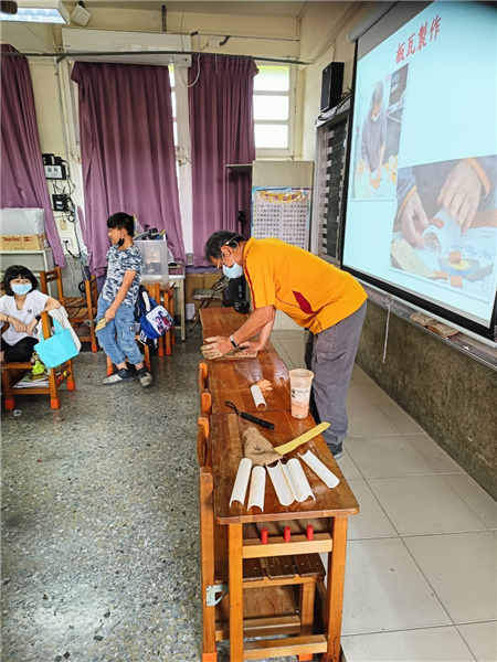 04老師講解板瓦製作流程