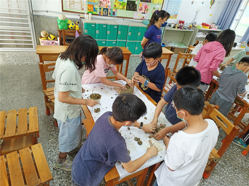 02學生動手砌磚牆