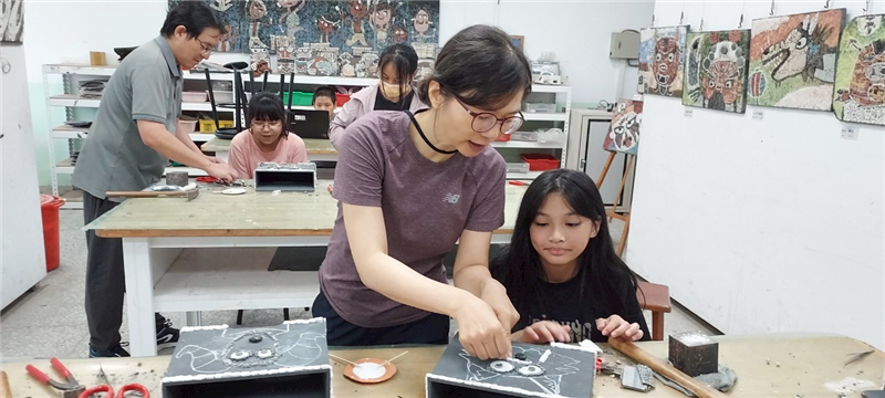 老師帶領學生發想與構圖