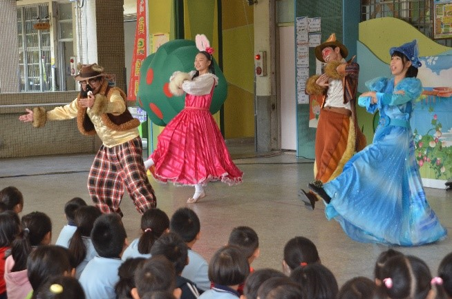 學校配合校本課程邀請專業藝文團體到校做藝文戲劇展演