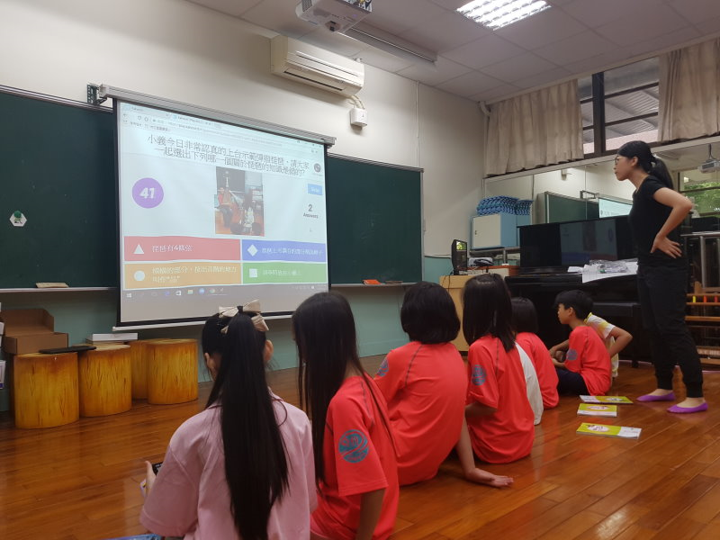 教師利用 kahoo進行樂器認識復習評量課程