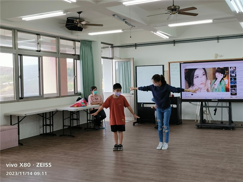 外聘教師指導低年級肢體開發