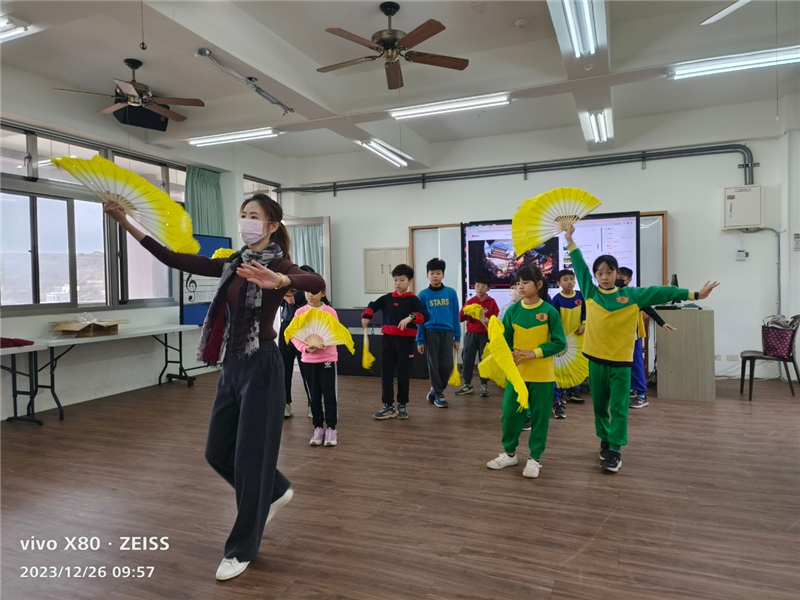 外聘教師指導飄扇動作