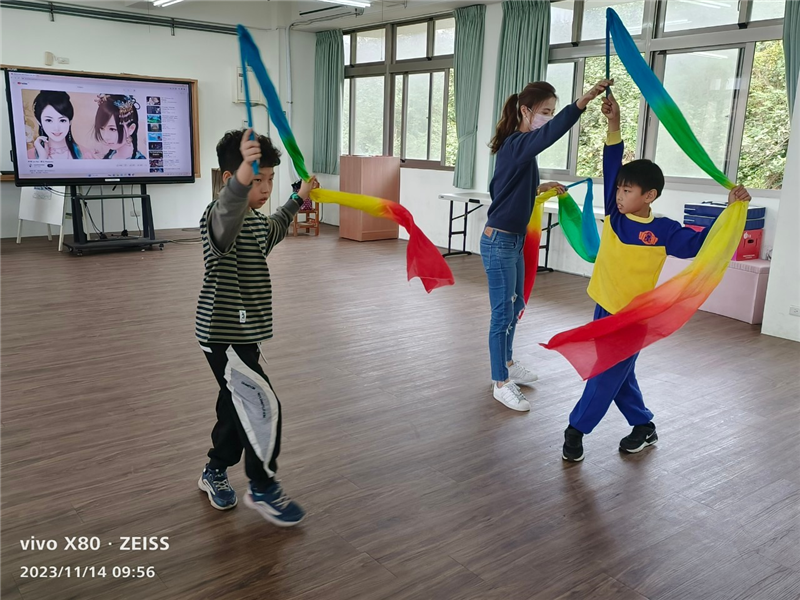 外聘教師指導彩帶動作