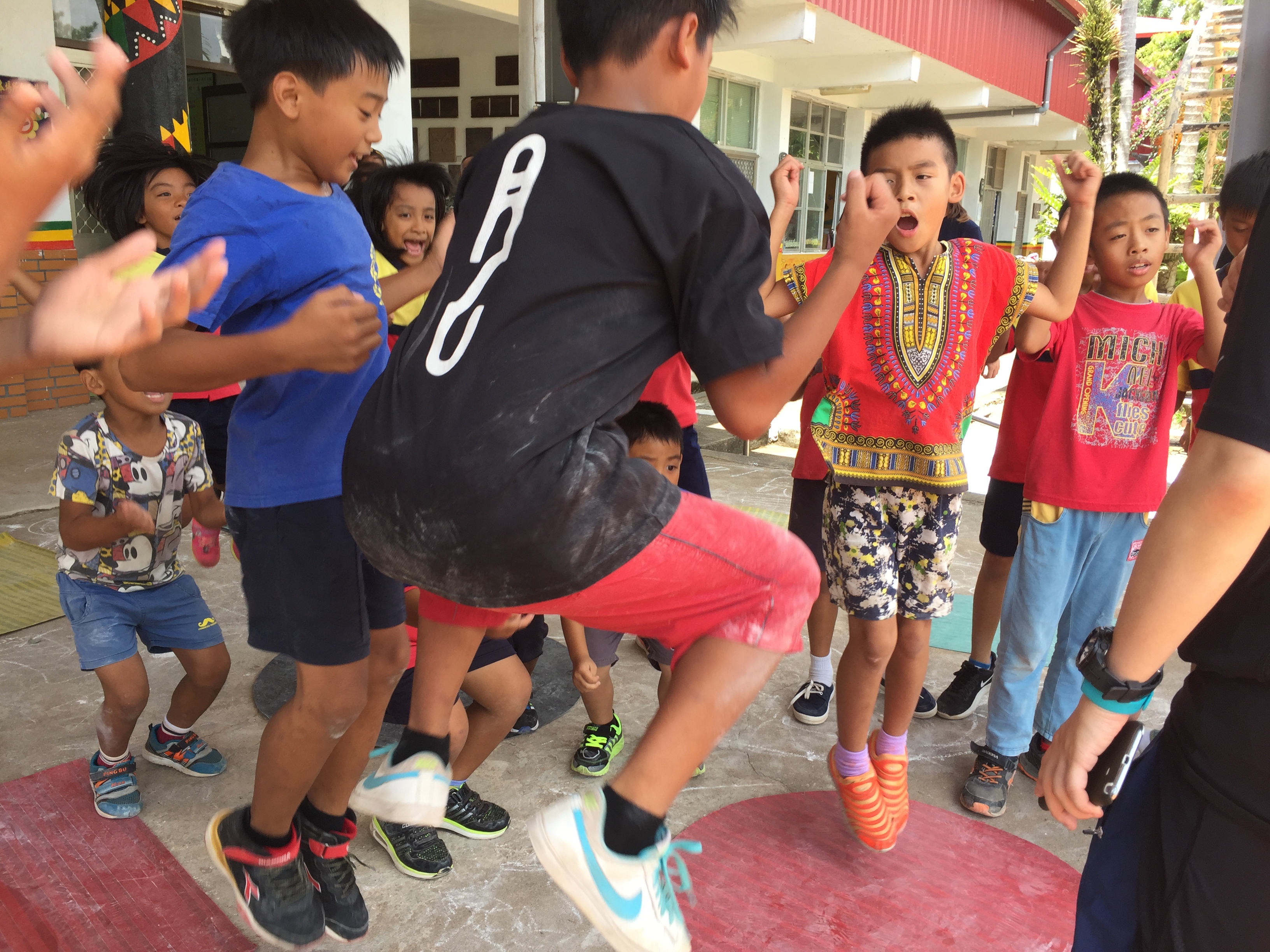 學童在音樂中體驗肢體律動