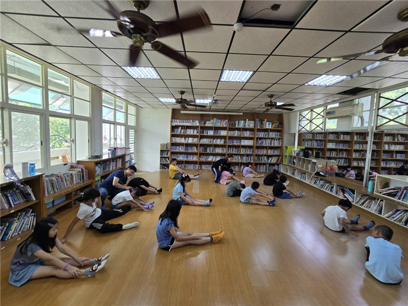 教師協助學生暖身拉筋