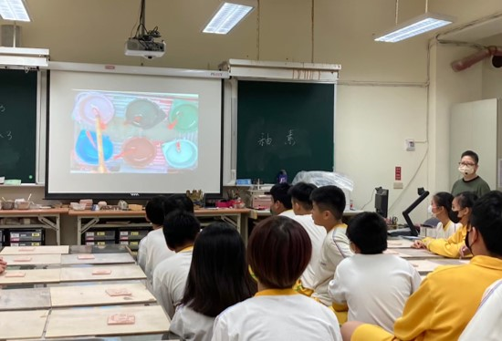 學生進行生態劇本撰寫