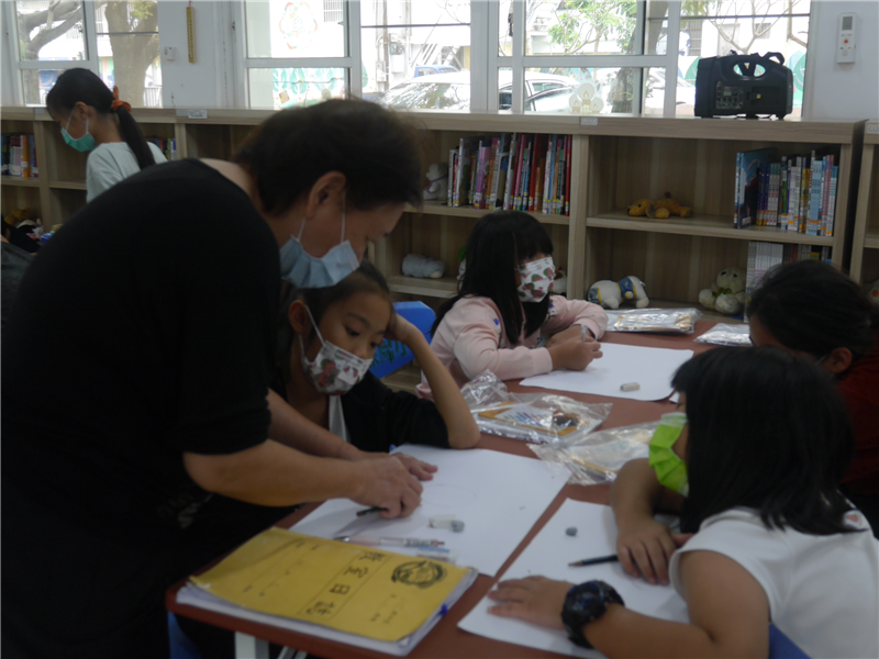 協同教師依學生學習狀況，進行個別指導，引導孩子學習繪畫技巧
