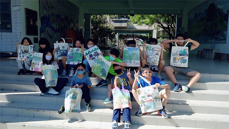 學生在美麗的校園與作品合影