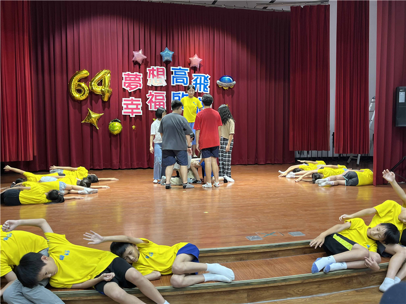 五、六年級舞蹈課程，學生共同完成畢業典禮演出。