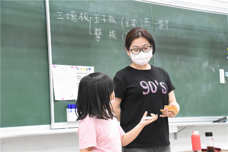 佩凌老師教授竹板快書，引導學生打竹板、念順口溜。