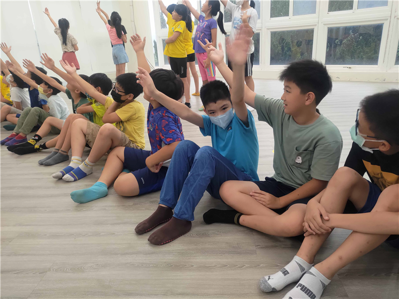 在宇婷老師指導下，特殊生也融入練習，一起學習舞蹈。