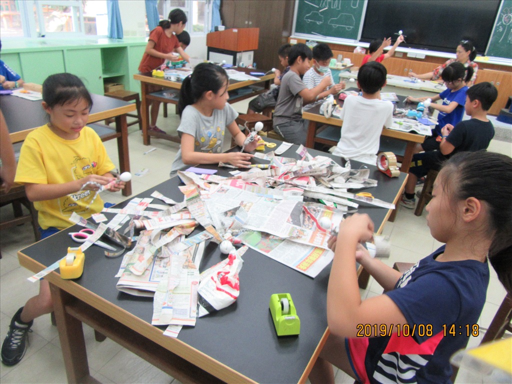 藝文課教師運用不同的媒材、技巧，指導學童進行創作