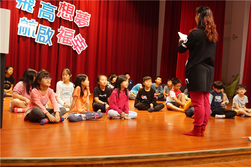 宇婷老師教導孩子認識舞台方位