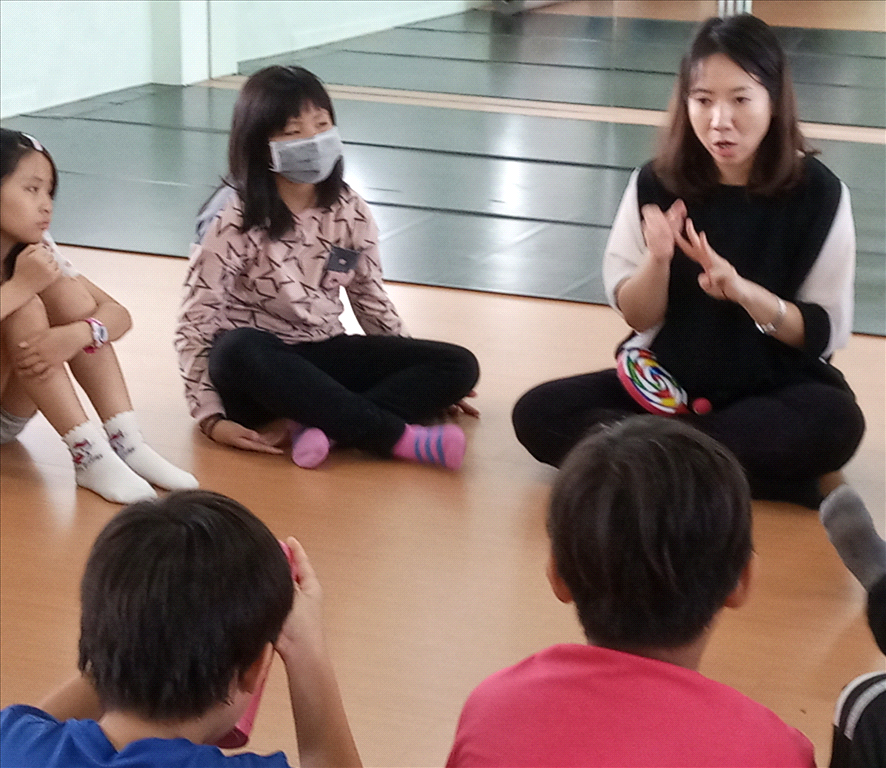 學生表演肢體開發表演藝術家與學生討論表演方式