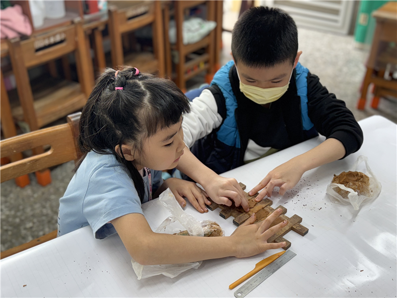 學生製作小磚