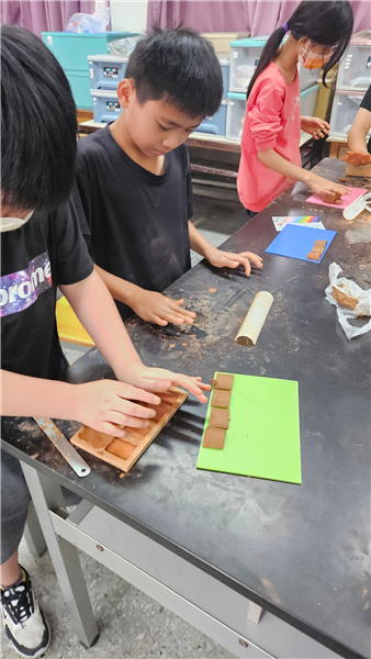 學生製作瓦片