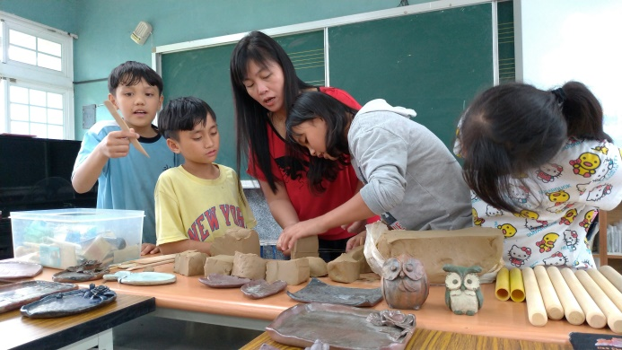 秀芬老師指導學生如何用線切陶土