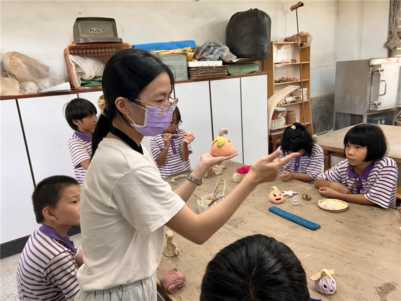 學生上釉料過程，先經由老師說明技巧後分組進行