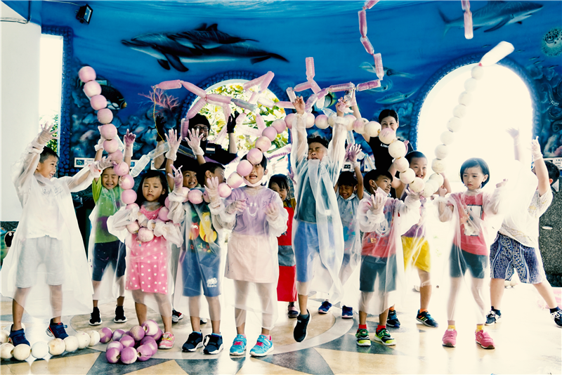 課程中師生以海漂廢棄物完成的長長觸手。