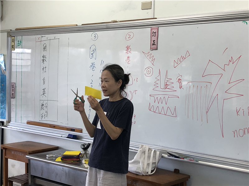 教師示範剪紙