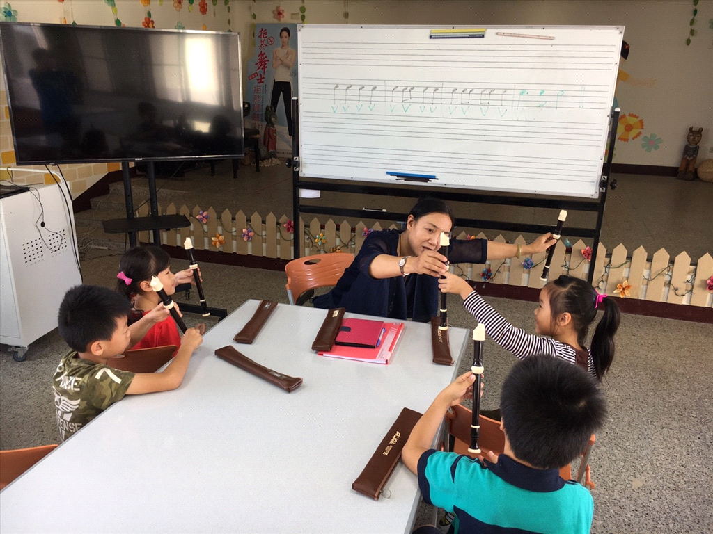 洪老師指導一年級學生高音直笛指法
