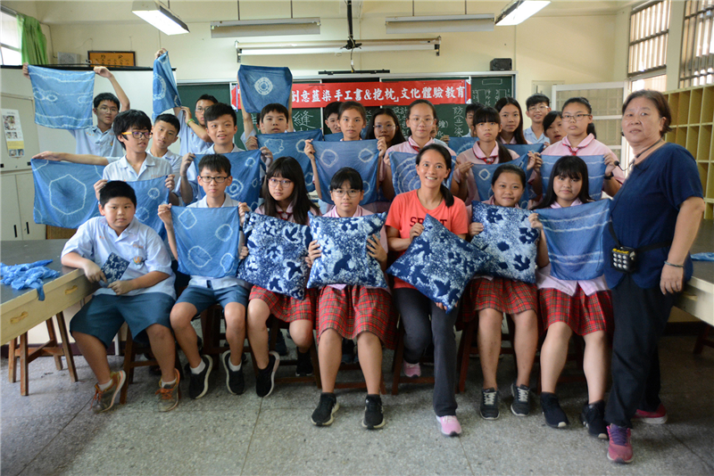 臺中市順天國中同學展示藍染臘染手工書及抱枕體驗成果