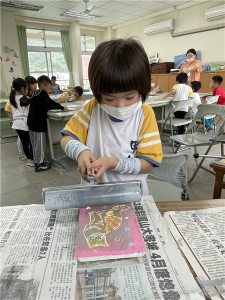 學生自行滾油墨