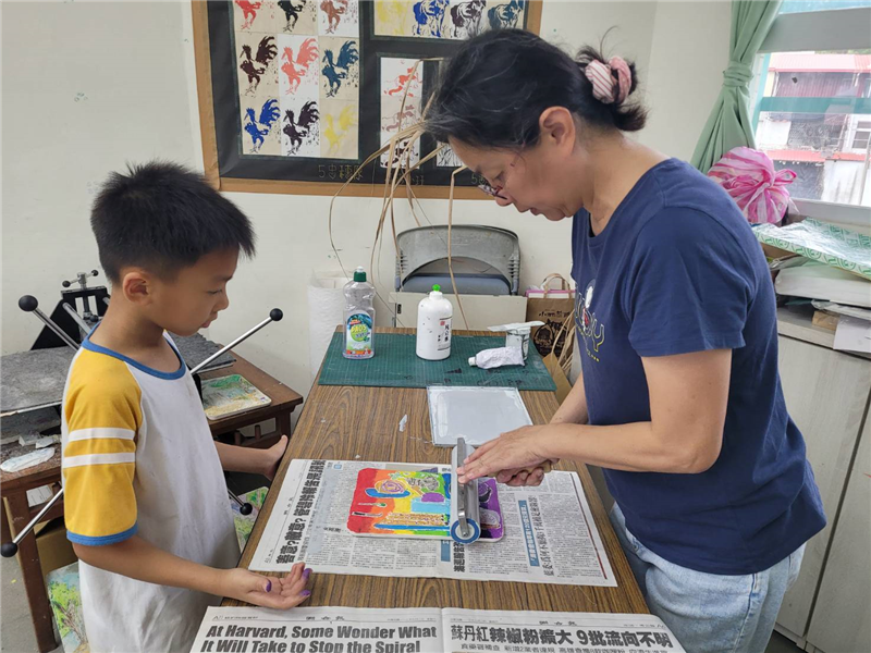 藝術家協助學生滾油墨