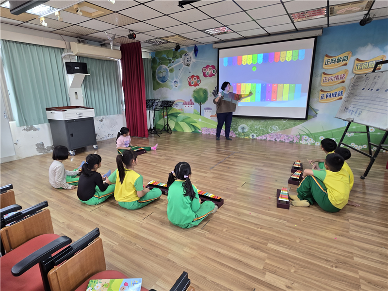 奧福小鐵琴練習，學習如何演奏小鐵琴，搭配音樂影像在遊戲中學習
