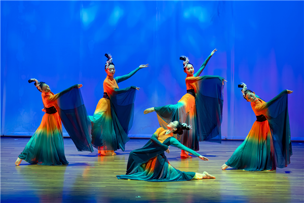 水袖翻飛裡的戲曲傳承-自創圖片第一張 水袖翻飛裡的戲曲傳承-自創圖片第一張